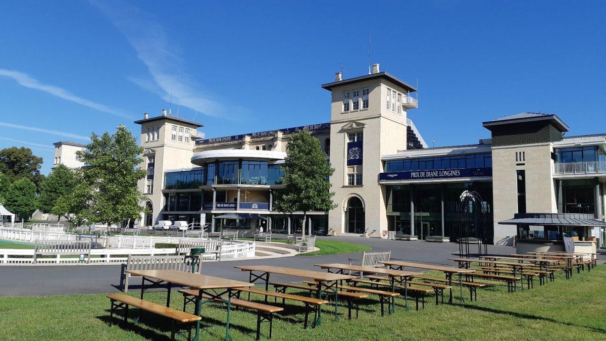 Les tribunes de l’hippodrome de Chantilly et son esplanade.